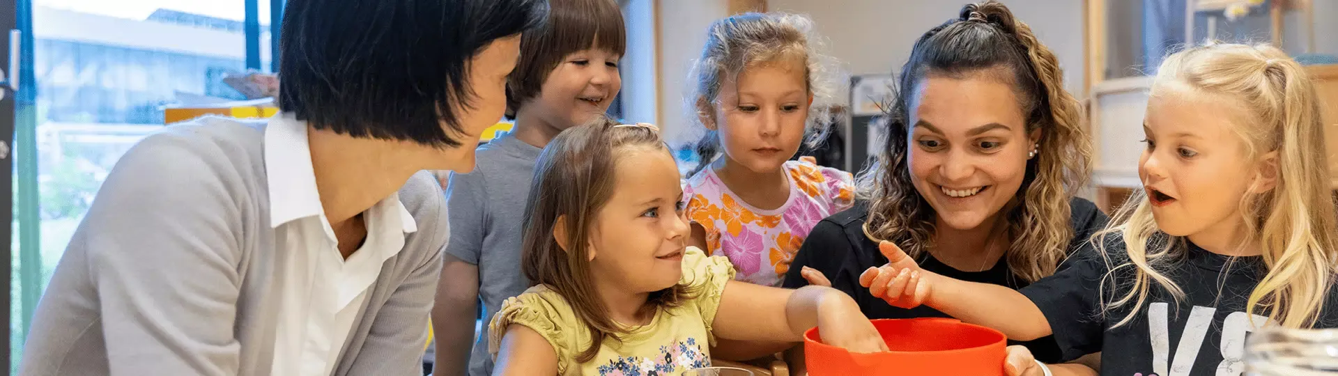 Frau Strauß mit den Kids vom Kinderland